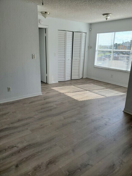 Building Photo - 4630 Commander Dr