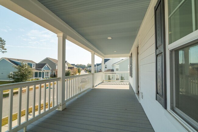 Building Photo - Cozy Living in The Ponds