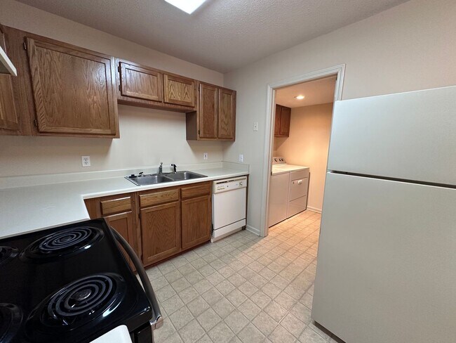 Building Photo - 2 Bed, 1.5 Bath Townhome in Prime Location...