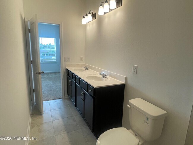 Building Photo - 40 Pinebury Ln