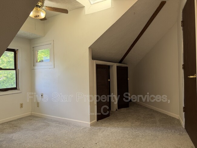 Building Photo - 229 W Allen St