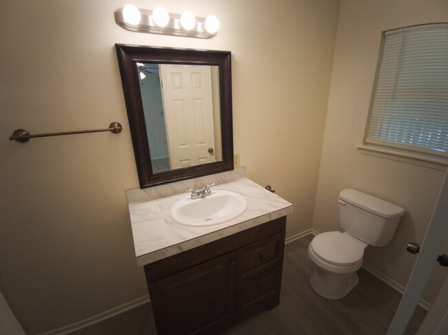 Building Photo - 327 Briarwood Dr