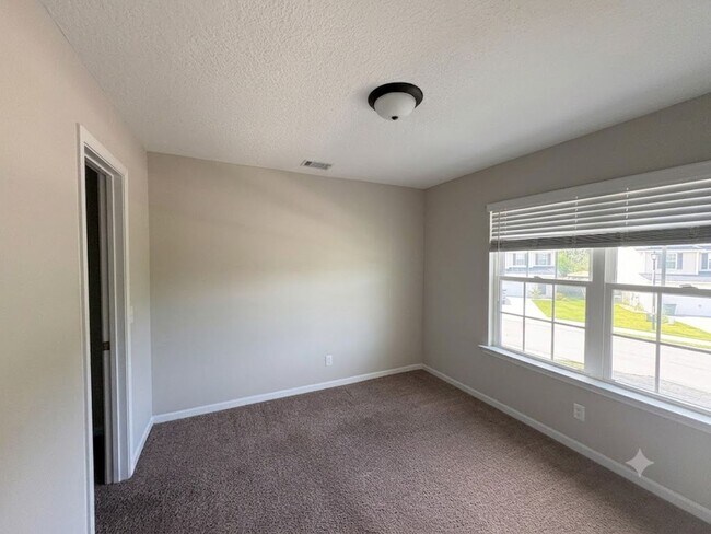 Building Photo - Ask mgmt about 1k off the first month of rent