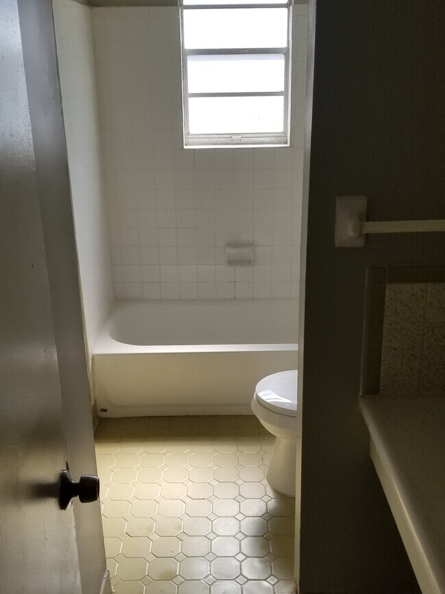 Building Photo - 1287-89 Halcomb ln Memphis, TN. 38127