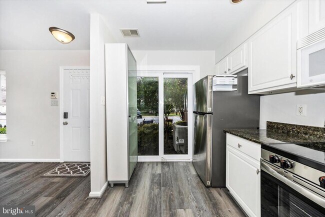 Building Photo - 4960 Clarendon Terrace