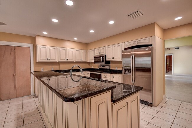 Building Photo - Luxurious 4 bedroom, 3 bath pool home.