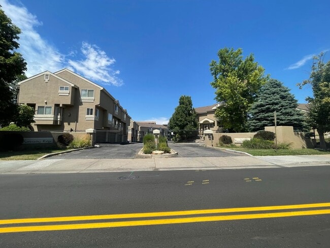 Building Photo - Premier Location!