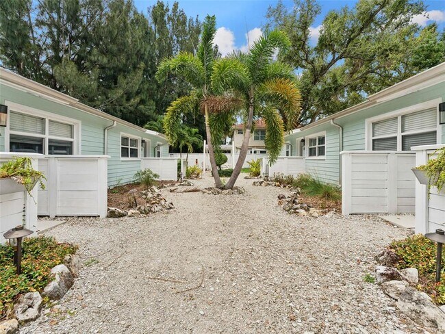 Building Photo - 3102 W San Juan St