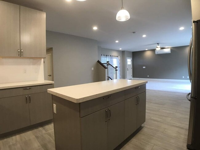 Building Photo - Waikalua Bayside Newer Community! 3 Bed 3.5 Bath home Ocean/mountain views.