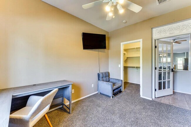 Building Photo - 2313 N Presidential Dr