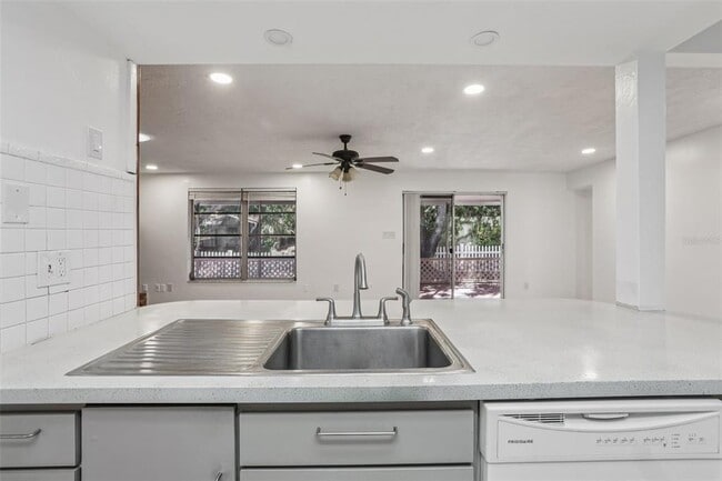 Building Photo - 3100 N Canal Dr