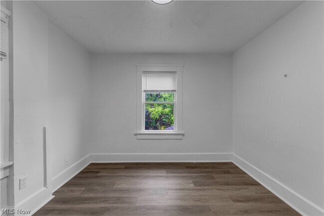 Building Photo - 712 Roselle Ave