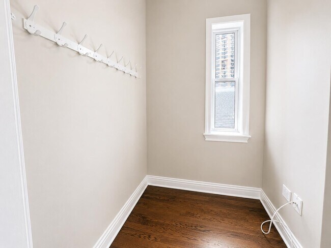 Building Photo - 6816 Bellevue Ave