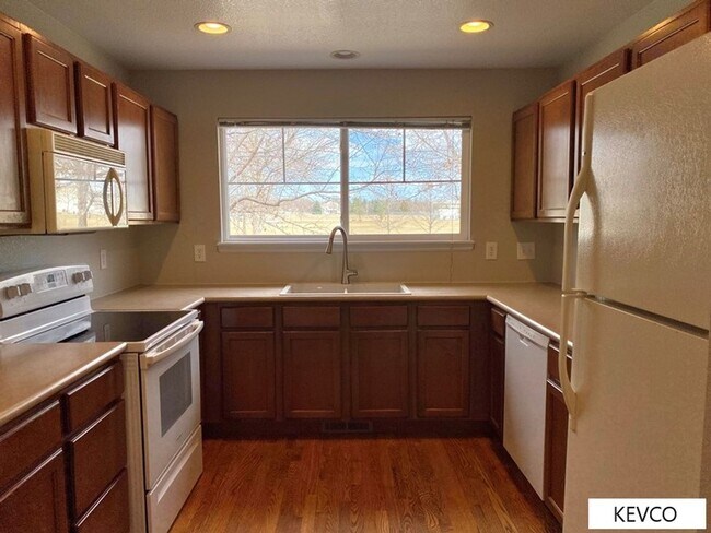 Building Photo - Bright, Comfortable Two Bedroom Townhouse!