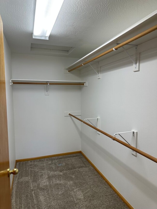 Building Photo - Beautifully updated 3 bedroom 2 bath house...