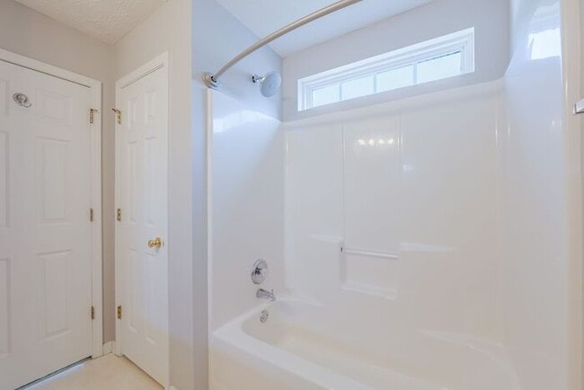 Building Photo - 641 W Oaks Dr