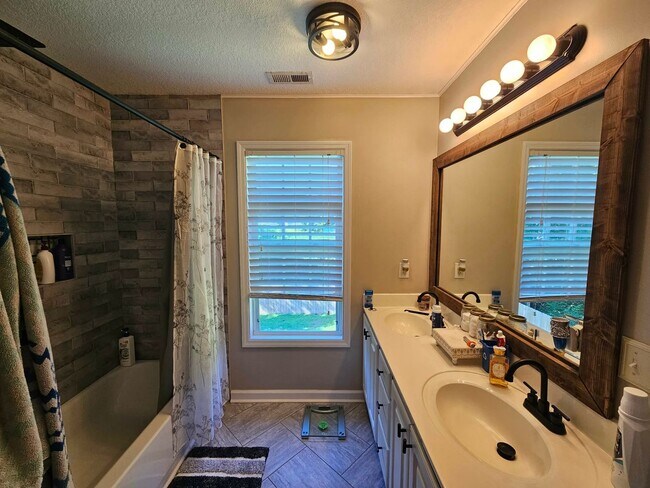 Building Photo - Nicely Updated 5 Bedroom Home!