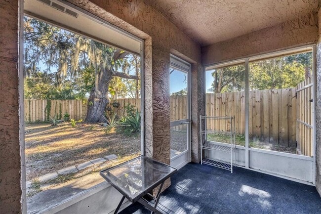 Building Photo - 2703 Forest Knoll Dr