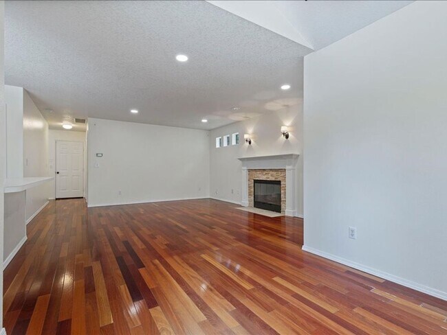 Building Photo - FOR RENT: MRS. CLEAN LIVED HERE! LOVELY HILLSBORO HOME AVAILABLE NOW! 4 BED, 2.5 BATH, 2 CAR GAR,...