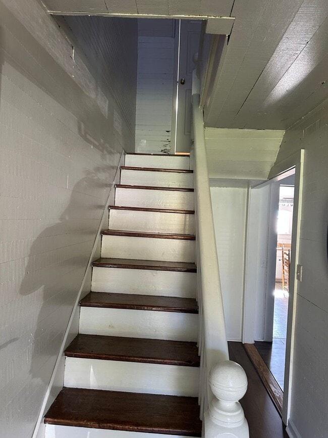 Building Photo - 4 Bedroom, 2 Bath farm house out in the Co...