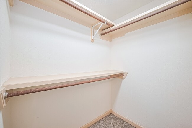 Building Photo - 982 W Donovan St