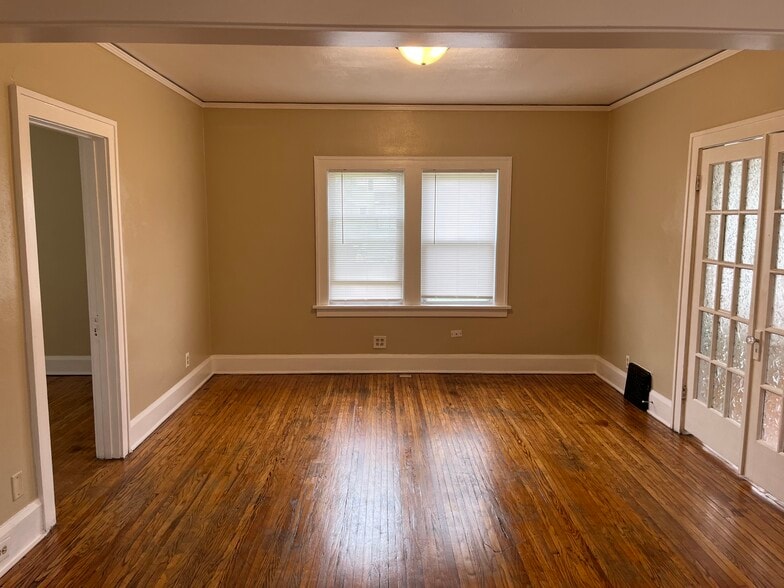Living room - 1623 Parmele St