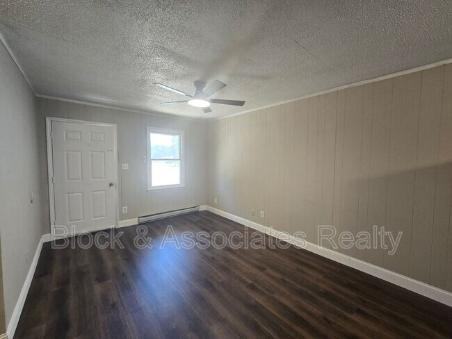 Building Photo - 506 Lake Dr