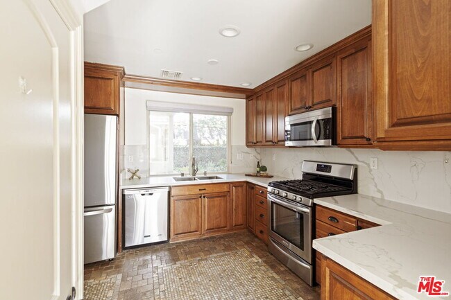 Building Photo - 272 N Chester Ave