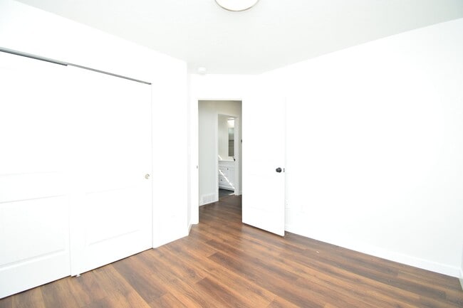 Building Photo - Newly Remodeled Magna Gem with New Appliances & Easy Freeway Access!!