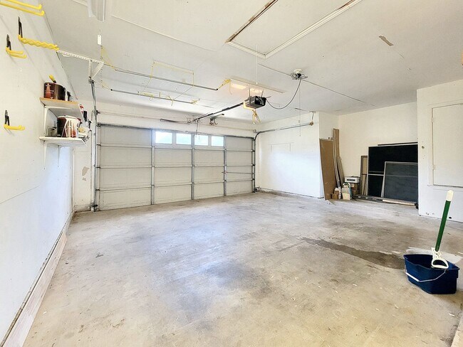 Building Photo - 3/BR 2/BA Single-Level Home with Sunroom a...