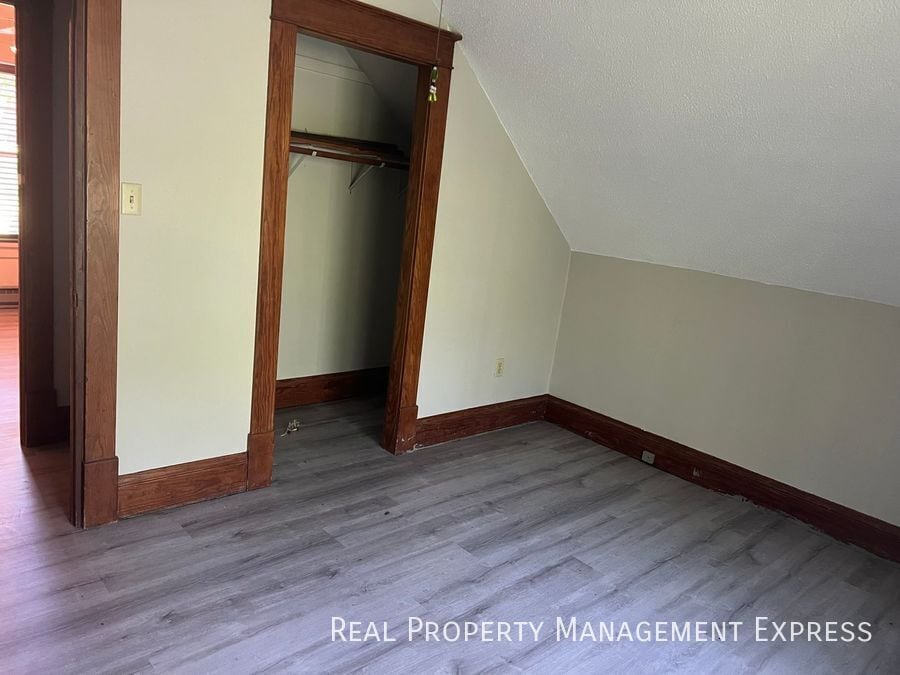 Building Photo - 925 N Blauvelt Ave