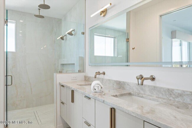 Building Photo - 114 12th Ave S