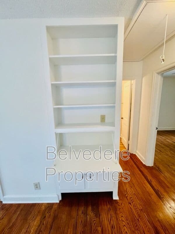 Building Photo - 2718 Robin Hood Dr