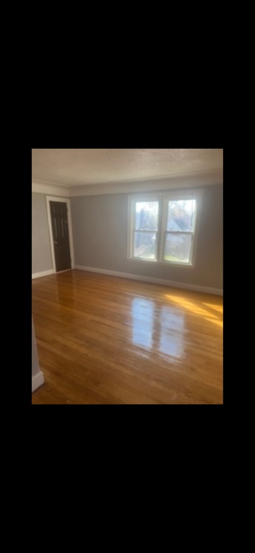 Building Photo - 2 bedroom/ 1 bathroom Upper Unit Flat