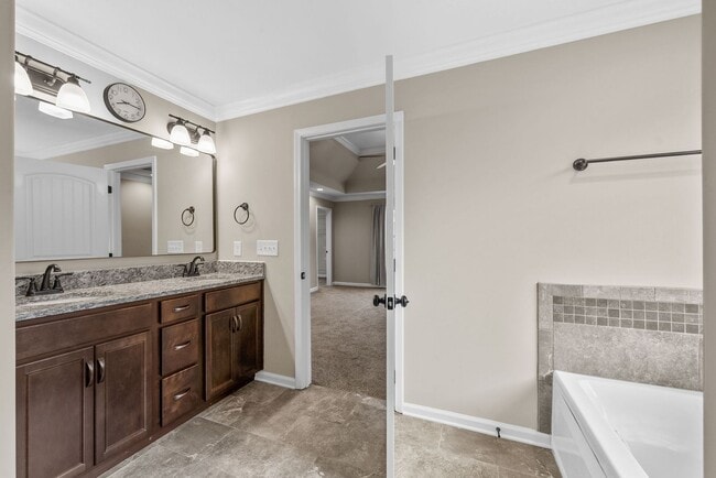 Building Photo - Pet Friendly Four Bedroom with Bonus!