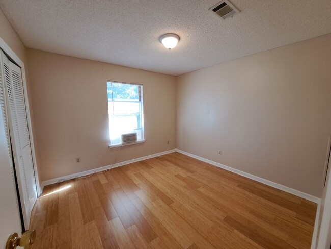 Building Photo - Remodeled 3BR/2BA home in great central lo...