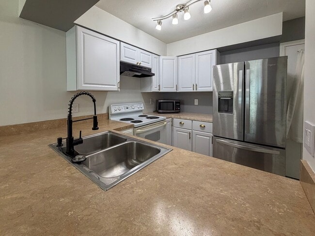 Building Photo - 2BR/1.5BA Townhouse in Mill Run!