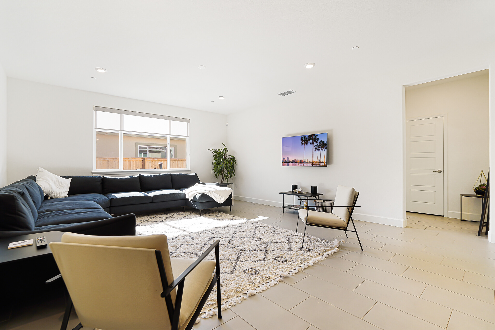 Large open living room. - 5919 Lakestone Dr