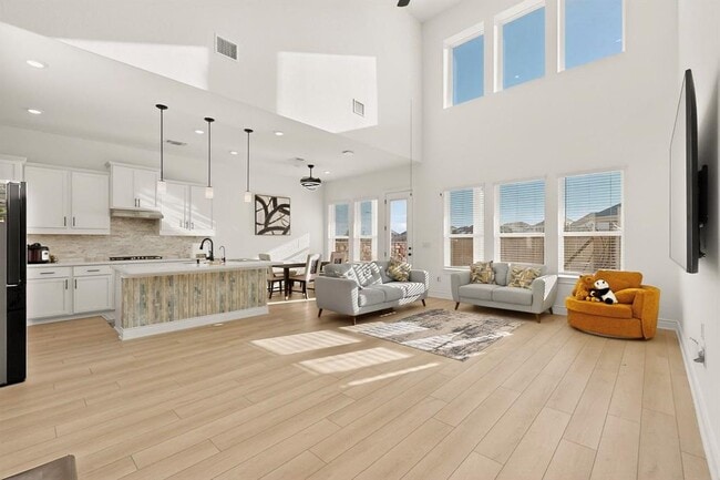 Building Photo - 2121 Lolo Ln