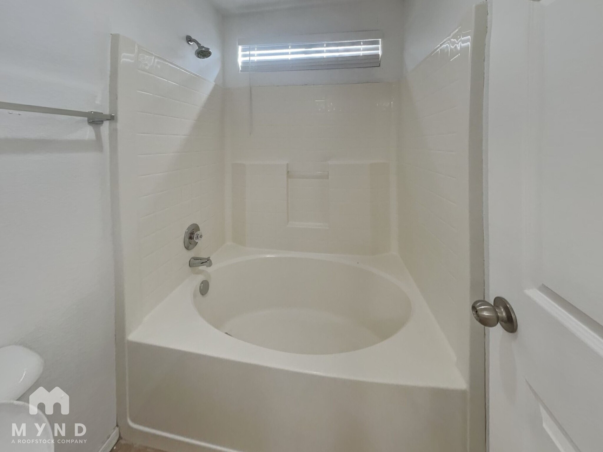 Building Photo - 611 E Pacific Dr