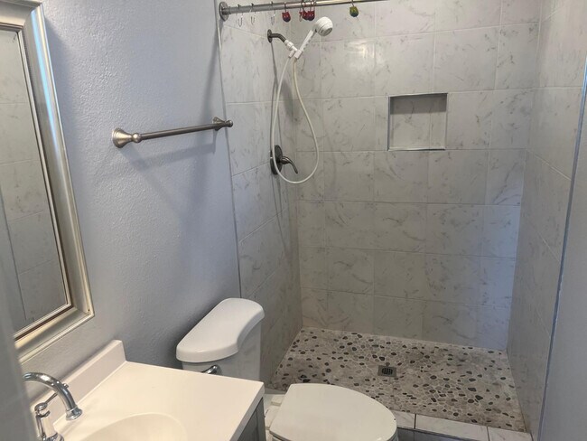 Building Photo - 5406 S Hazelton Ln