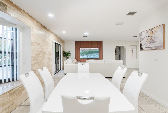 Building Photo - 1016 NE 26th Ave