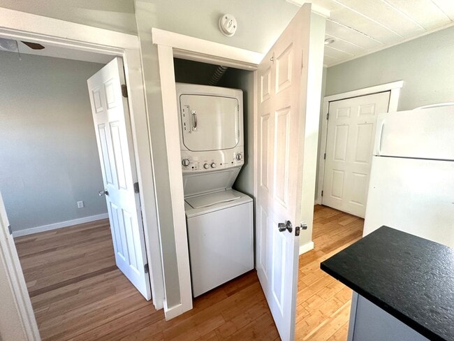 Building Photo - Charming One Bedroom Home in Sunnyside!