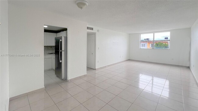 Building Photo - 666 W 81st St