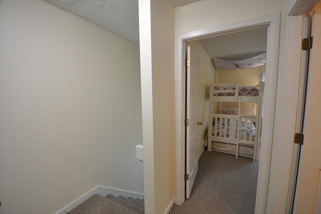 Building Photo - 181 Riverside Townhouses Rd