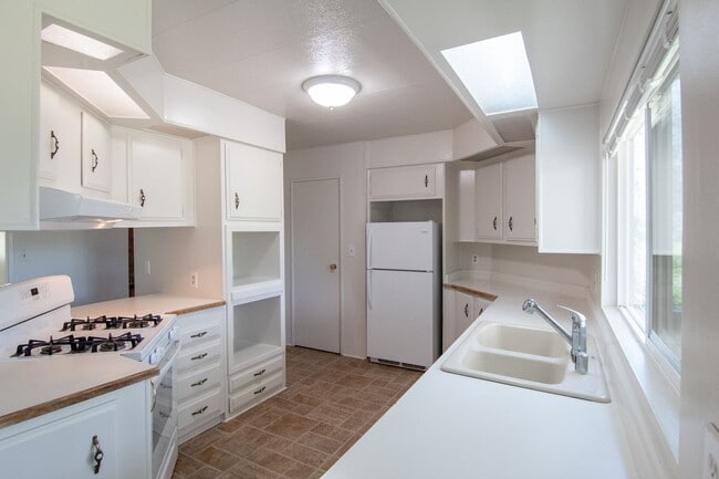 Building Photo - $500 MOVE IN SPECIAL Manufactured Home for Rent in Redding CA | 1 Acre, Large Deck, Pet Friendly