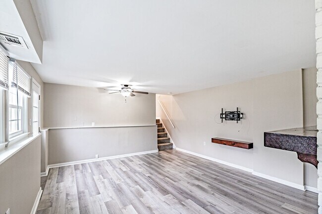 Building Photo - Hyde Park! 3 bedroom, 2.5 bathroom single family home