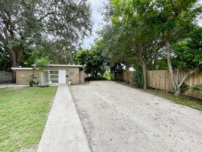 Primary Photo - 320 SW 21st St