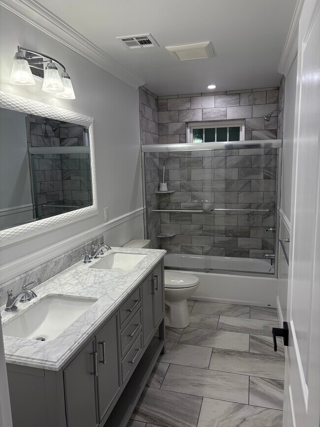 Building Photo - 724 Holmdel Rd