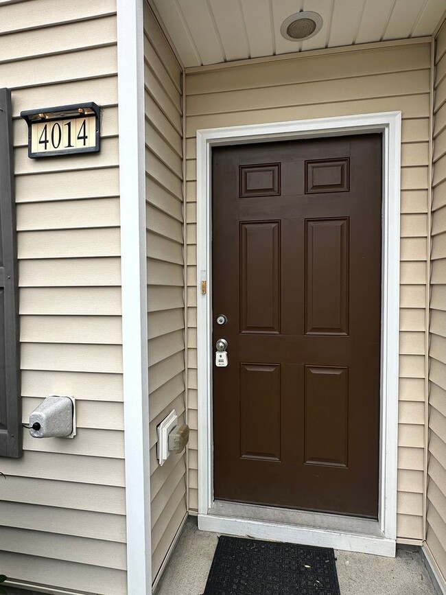 Building Photo - Spacious 3 Bed, 3.5 Bath Townhome in Desirable & Convenient Highland Creek Community!